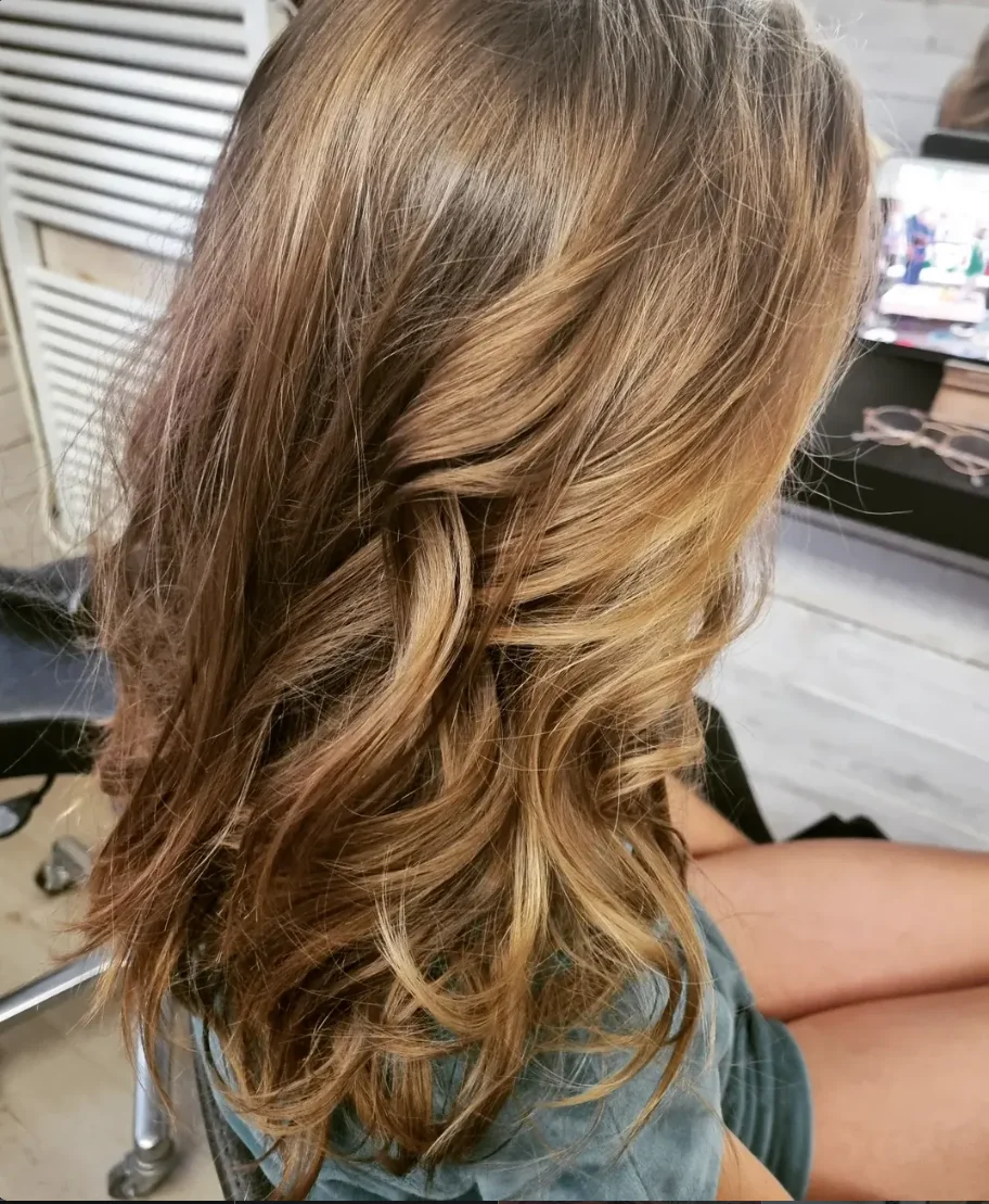 Lang, warm blond haar met zachte golven