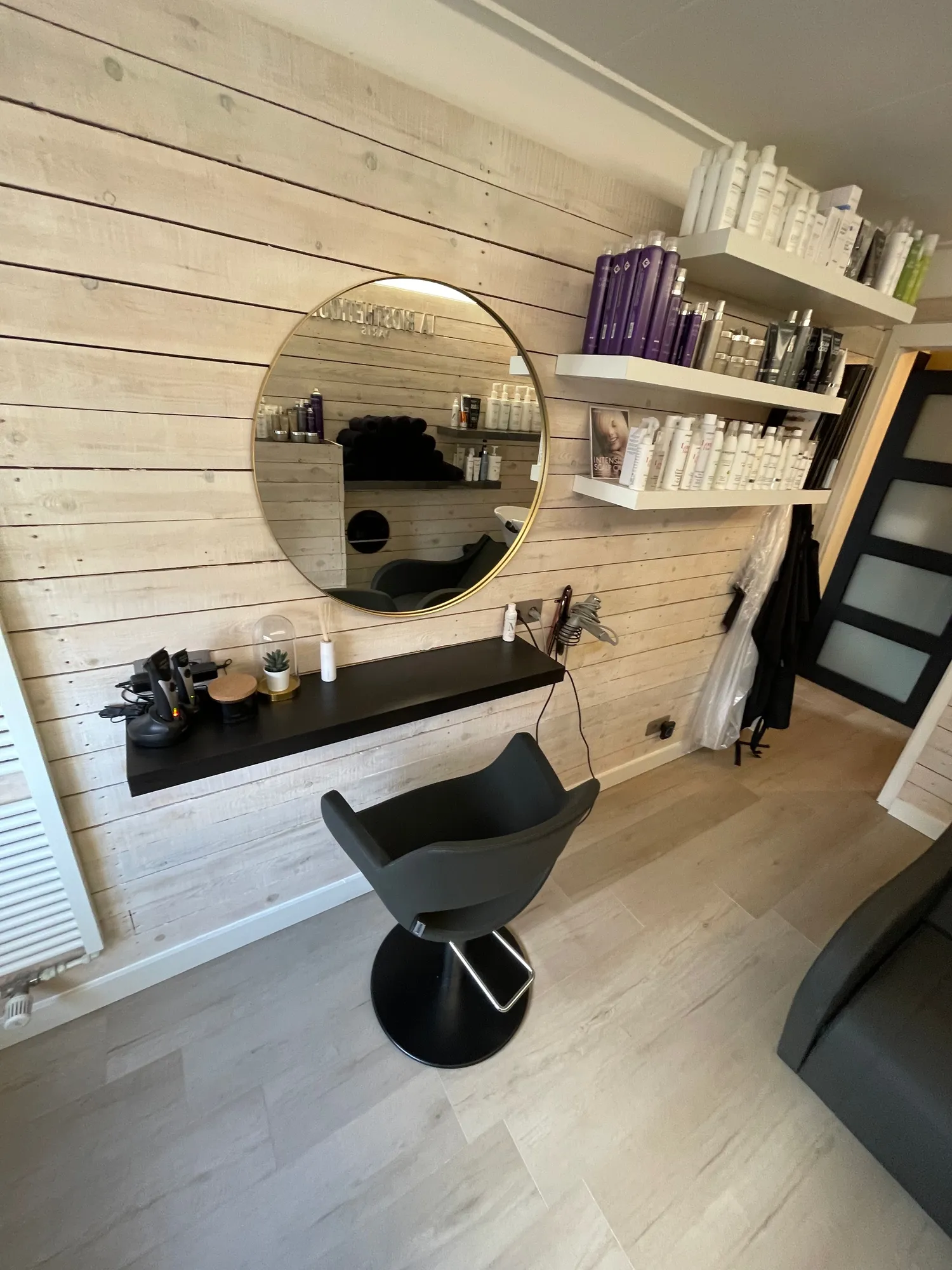 De salonstoel bij de ronde spiegel in de lichte salon