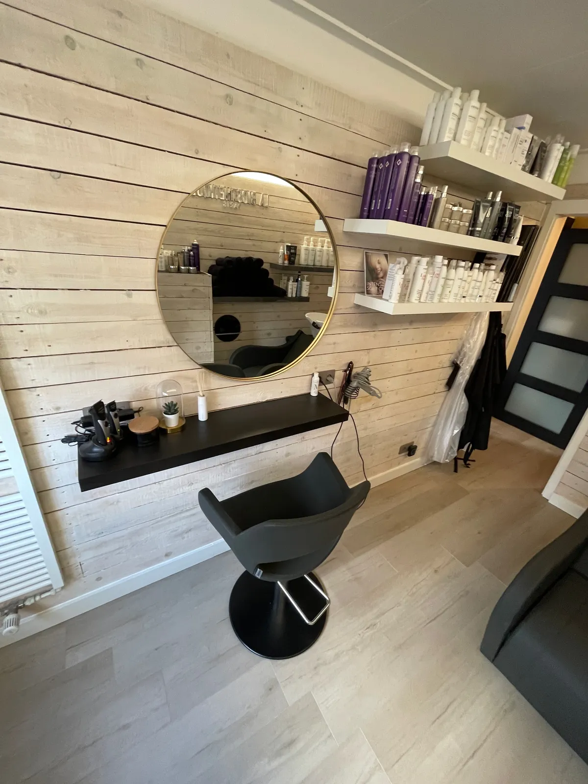 De salonstoel en ronde spiegel bij Kapsalon Hardy’s