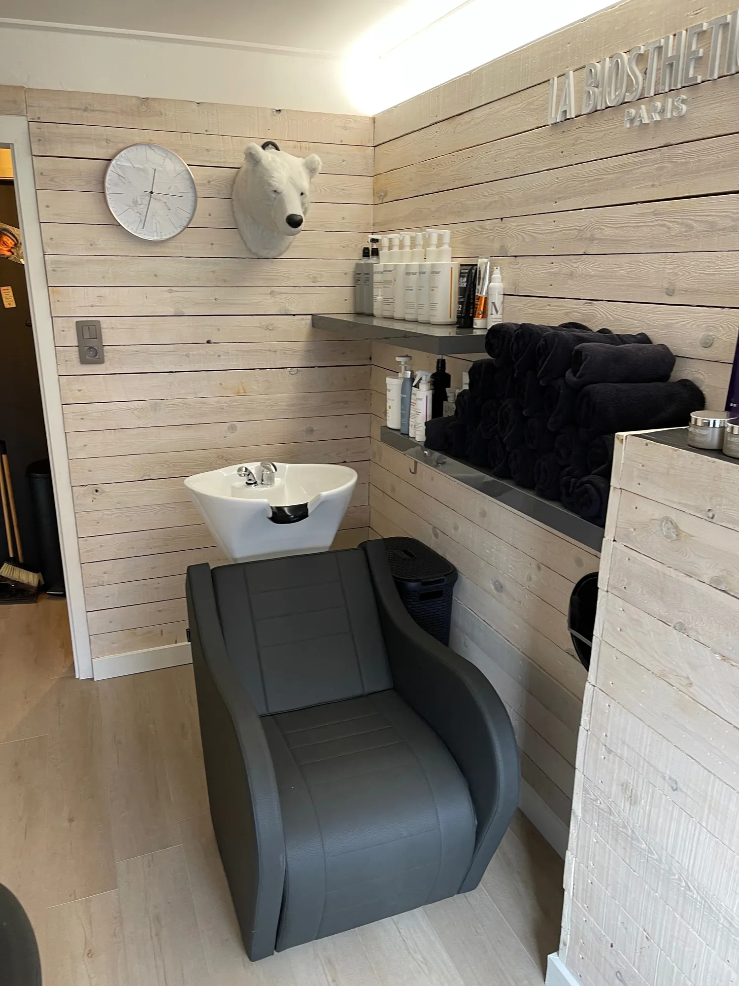 De comfortabele wasstoel in de salon